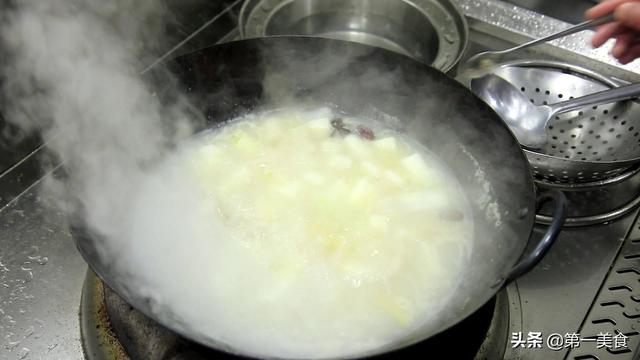 家常排骨汤（冬瓜排骨汤的正确家常煮法，排骨下锅前先做一步，去腥解腻真入味）