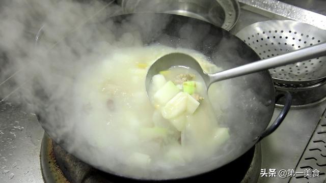 家常排骨汤（冬瓜排骨汤的正确家常煮法，排骨下锅前先做一步，去腥解腻真入味）