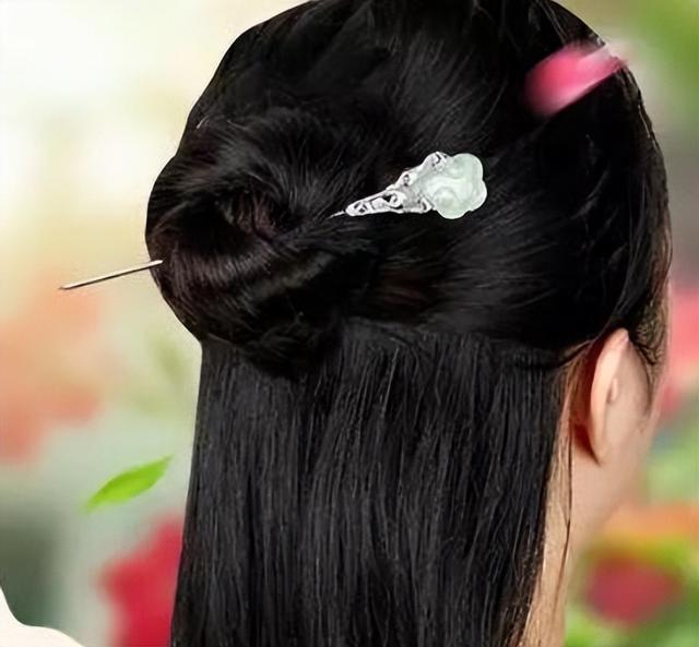 简单盘头发的方法,用一根簪子就可以将头发挽起来你知道吗？一起演绎古风美女吧