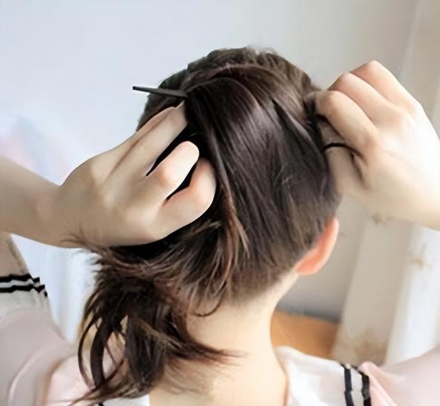 简单盘头发的方法,用一根簪子就可以将头发挽起来你知道吗？一起演绎古风美女吧