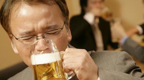 经常大量喝啤酒会出现什么后果,长期喝啤酒会对身体造成什么伤害