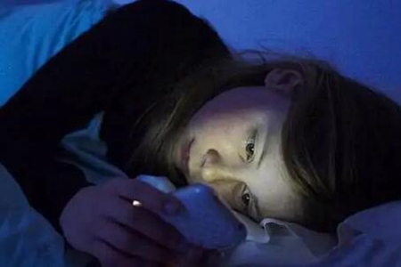睡觉前玩手机的危害？这五个危害损伤小心无法逆转