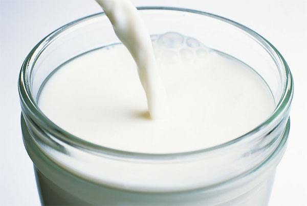 自制脱脂牛奶 牛奶中脂肪的含量极低