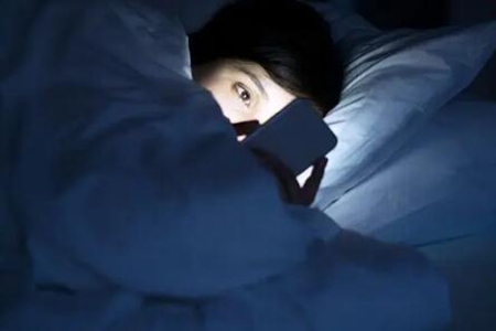 睡觉前玩手机的危害？这五个危害损伤小心无法逆转